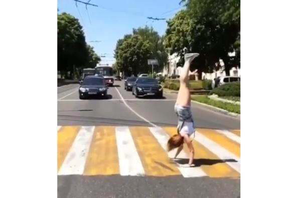 Спортсменка прошлась на руках по пешеходному переходу в Ставрополе. Видео
